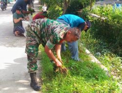 Wujudkan Program Padat Karya 2022 Dinas SDA Bina Marga, Babinsa Koramil 01 Tambun Bersama Warga Karangsatria bongkar Saluran Air