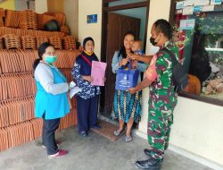 Anggota Koramil Sananwetan Dampingi Pendistribusian Bantuan Kepada Balita Stunting, Ibu Hamil KEK dan Balita Berisiko Stunting di Wilayah Binaan