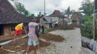 Kompak, Babinsa Koramil Kademangan, Bhabinkamtibmas Dan Warga Masyarakat Gelar Gotong Royong Bersama