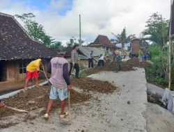 Kompak, Babinsa Koramil Kademangan, Bhabinkamtibmas Dan Warga Masyarakat Gelar Gotong Royong Bersama
