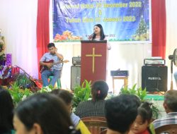 Luar Biasa Karolin Berbagi Natal Kepada Anak-anak Gereja GKPKB Kase