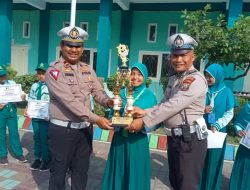 Satlantas Polres Sampang Menyerahkan Piala Dan Piagam Juara 3 Kepada Sekolah SDI Sabililah