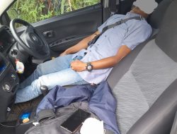 Alami Serangan Jantung Seorang Pria Meninggal Dunia di Dalam Mobil, Pihak Kepolisian Lakukan Evakuasi