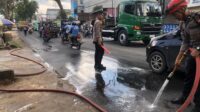 Wow,,Dengan Sigap Tim Sar Ditsamapta Polda Kalbar Lakukan Penyemprotan Tumpahan Minyak Makan di Jalan Demi Keselamatan