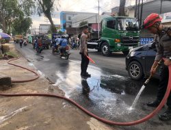 Wow,,Dengan Sigap Tim Sar Ditsamapta Polda Kalbar Lakukan Penyemprotan Tumpahan Minyak Makan di Jalan Demi Keselamatan
