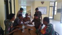 Melalui Komsos Jelang Pergantian Tahun Babinsa Sambangi Kantor Kelurahan Kertasari Cek Data Penduduk