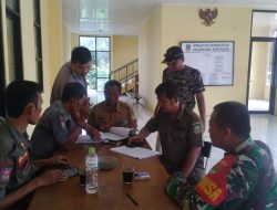 Melalui Komsos Jelang Pergantian Tahun Babinsa Sambangi Kantor Kelurahan Kertasari Cek Data Penduduk