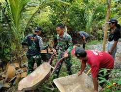 Wujud Solidaritas Di Perbatasan, Satgas Pamtas Yonif 645/Gty Karya Bhakti Pembangunan Tempat Wudhu Masjid