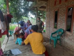 Babinsa Koramil 11 Pebayuran Berikan Pendampingan Imunisasi anak Dan Pemberian Vitamin Pada Ibu Hamil