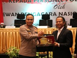 Penyerahan Sertifikat PKPA dan UPA Oleh Dewan Pakar DPN Indonesia Kepada Personil Polda Kabar di Hadiri Kapolda