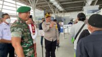 Kapolres Metro Bekasi Bersama Dandim 0509 Kabupaten Bekasi Tinjau Pos PAM Natal Stasiun Kereta Api Cikarang