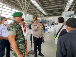 Kapolres Metro Bekasi Bersama Dandim 0509 Kabupaten Bekasi Tinjau Pos PAM Natal Stasiun Kereta Api Cikarang
