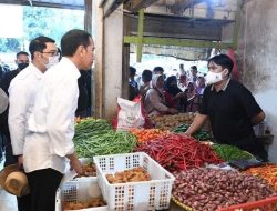Jelang Nataru, Presiden Cek Harga di Pasar Cigombong