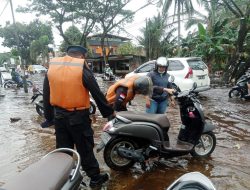 Dansatbrimob Polda Kalbar Kombes Pol. M. Guntur, S.IK., M.H.Dengan Sigap Turunkan Personil Tim SAR Bantu Korban