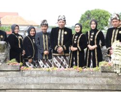 Pakai Busana Adat dan Naiki Kereta Kencana, Bupati – Wabup Sampang dan Forkopimda Lakukan Ziarah Makam Leluhur