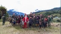 Sambut Natal Dengan Penuh Kegembiraan! Santa Claus Kostrad Bagikan Hadiah Untuk Anak-Anak di Papua Pegunungan
