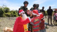 Terima Hadiah Natal Brigjen TNI Jo, Senyum Ceria Anak di Kenyam Pecah,