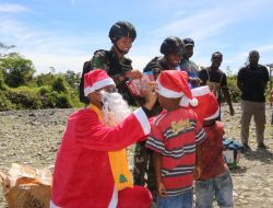 Terima Hadiah Natal Brigjen TNI Jo, Senyum Ceria Anak di Kenyam Pecah,