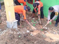Senkom Gotong Royong Menyingkirkan Tanah Longsor Di Kecamatan Jenawi, Karanganyar Yang Memakan Korban Jiwa