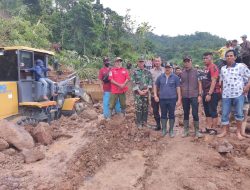 Wakil Bupati Gowa Tinjau Titik Longsor di Kecamatan Parangloe