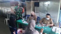Pastikan Berjalan Lancar Dan Aman, Babinsa Pos Selopuro Dampingi Kegiatan Vaksinasi Covid-19 Warga Binaannya