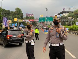 Arus Lalu Lintas di Kawasan Puncak Bogor Terpantau Ramai Lancar, Sejumlah Personil Kepolisan Lakukan Pengaturan Arus Kendaraan