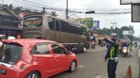 Kabid Humas Polda Jabar : Arus Lalu Lintas Di Kawasan Puncak Bogor Terpantau Ramai Lancar, Sejumlah Personil Kepolisan Lakukan Pengaturan Arus Kendaraan