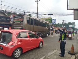 Kabid Humas Polda Jabar : Arus Lalu Lintas Di Kawasan Puncak Bogor Terpantau Ramai Lancar, Sejumlah Personil Kepolisan Lakukan Pengaturan Arus Kendaraan