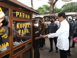 Presiden Berikan Bansos Kepada Para Pedagang di Pasar Baru Subang