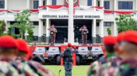 Disematkan Baret Merah Kopassus, Kapolri: Jangan Ragukan Sinergisitas TNI-Polri Jaga NKRI
