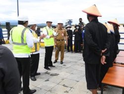 Saat Presiden Jokowi Berikan Kuis kepada Petani di Bendungan Sadawarna