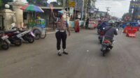 Pastikan Kelancaran Lalin, Personil Pengamanan Operasi Lilin 2022 Polsek Citereup Lakukan Pengaturan Lalin