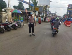Pastikan Kelancaran Lalin, Personil Pengamanan Operasi Lilin 2022 Polsek Citereup Lakukan Pengaturan Lalin