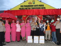 Didampingi Kapolres Metro Tangerang Kota, Ketua Bhayangkari Cabang Metro Tangerang Kota Beri Bingkisan ke Petugas Pospam dan Posyan