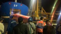 DIDUGA BERMUATAN LEBIH, 1 UNIT TRUK JATUH KE LAUT DI DERMAGA 5 MERAK
