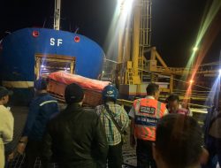 DIDUGA BERMUATAN LEBIH, 1 UNIT TRUK JATUH KE LAUT DI DERMAGA 5 MERAK