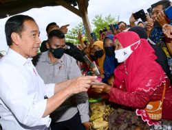 Presiden Jokowi Serahkan Bantuan Sosial kepada Pedagang di Pasar Sila