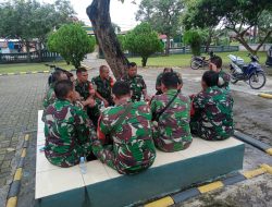 Sebagai Sarana Evaluasi Pelaksanaan Tugas Para Babinsa Kapten CHB Ibrahim Berikan Jam Danramil