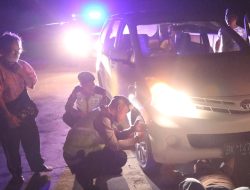 Aksi Briptu F. Hutabarat Membantu Masyarakat Yang Mengalami Pecah Bamper Mobil Di Jalur Alternatif Tol Sinaksak