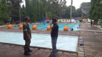 Kunjungi Kolam Renang Kartika, Babinsa Berikan Himbauan Keselamatan Bagi Pengelola dan pengunjung