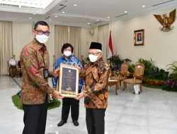 Pimpin PLN Sebagai Pilar Transisi Energi Nasional, Darmawan Prasodjo Dianugerahi Green Leadership Utama dari Pemerintah RI