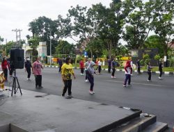 Jaga Tali Asih, Kejati Babel Gelar Senam Bersama Sekaligus Bagi Sembako