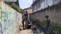 Bongkar Saluran airBabinsa Koramil 13 Kedungwaringin Bersama Warga Bergotong Royong
