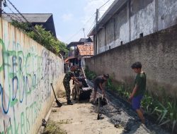Bongkar Saluran airBabinsa Koramil 13 Kedungwaringin Bersama Warga Bergotong Royong