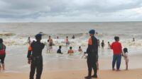 Ngeri,!! Tunjukin Aksi Heroik Personil Brimob Kalbar Selamatkan Anak Tenggelam di Pantai Pasir Panjang Singkawang