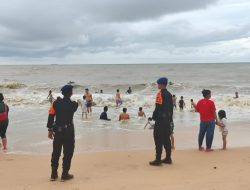 Ngeri,!! Tunjukin Aksi Heroik Personil Brimob Kalbar Selamatkan Anak Tenggelam di Pantai Pasir Panjang Singkawang