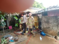 Konsleting Arus Listrik Sebabkan Satu Unit Rumah Hangus Terbakar di Gunung Putri Bogor