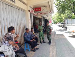 Babinsa Kemlayan Patroli dan Komsos di wilayah Binaan