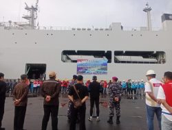 Atasi Cuaca Ekstrem TNI AL Kerahkan Kapal Perang Kirim Logistik Ke Karimun Jawa