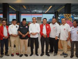 Ketua DPD GK Riau H.T.Rusli Ahmad lakukan pembicaraan singkat terkait situasi masyarakat dan Petani Sawit Riau dengan Presiden Jokowi